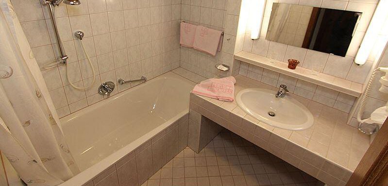 Badezimmer - Pension Hohenfels - Obergurgl 